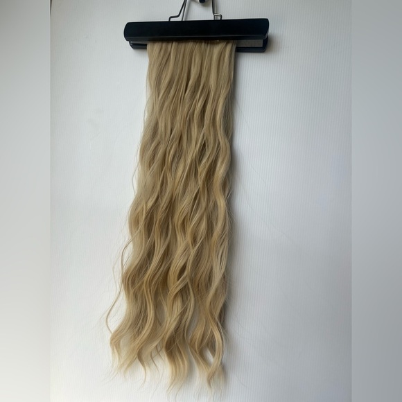 Human hair blend 24 In Clip in light Ash Blonde Wavy Hair Extensions - Picture 8 of 9